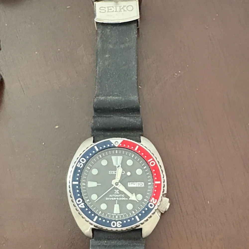 Seiko Diver's Watch with Black Strap and Blue-Red Bezel - Picture 2 of 5